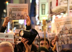“Özgürlükler Ülkesi” nde Gazetecilere Halen Hapis, Sansür, Şiddet!
